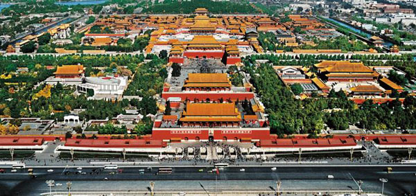 中间是天安门,端门,午门,后面是紫禁城,图左边是社稷坛,又名中山